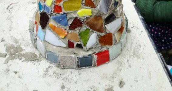 Ein Topf mit Mosaiksteinen von Kindern selbst verziert 
