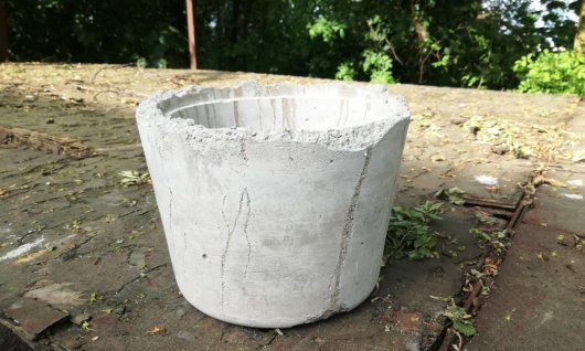 Blumentopf aus Beton gegossen im Garten