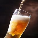 Kurs über das Bierbrauen mit Entertainment in Neuss Bier wird in ein Glas eingeschenkt