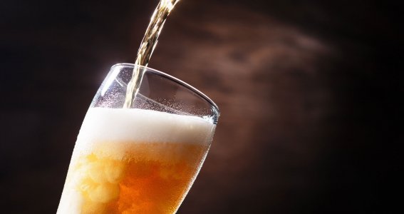 Bier wird in ein Glas eingeschenkt