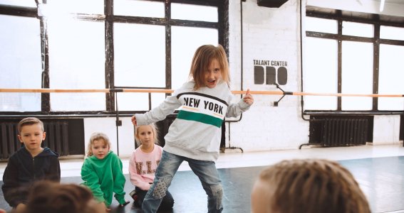 Mädchen tanzt vor anderen Kindern