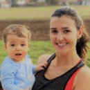 Die Kursanbieterin Katherina Kursanbieterin Katherina mit einem Baby im Arm
