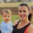 Die Kursanbieterin Katherina Kursanbieterin Katherina mit einem Baby im Arm