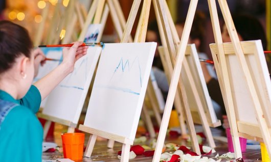 Mehrere Leinwände auf einem Tisch