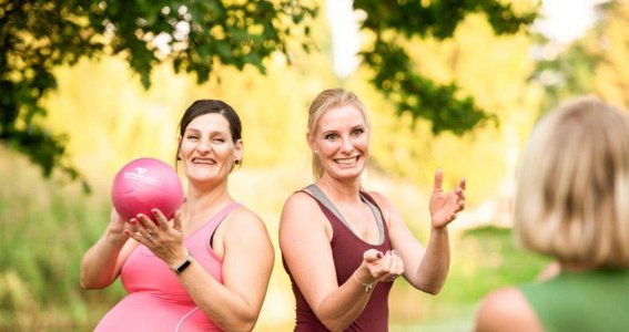 2 Schwangere haben Spaß an Sport im Freien 