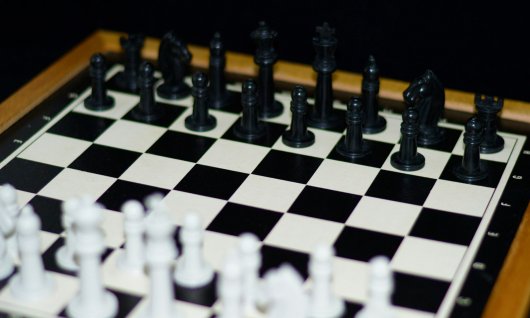 Schachbrett mit Figuren