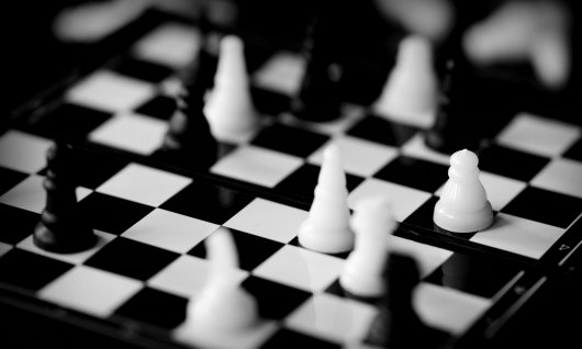 Schachbrett mit kleinen Schachfiguren