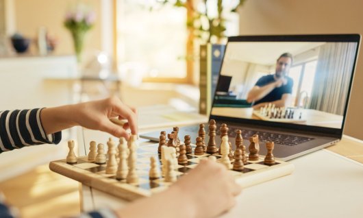 Junge lernt Schach über einen Onlinetrainer