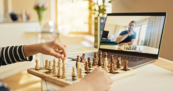 Junge lernt Schach über einen Onlinetrainer