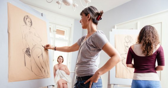 Frauen zeichnen. Model sitzt in Pose