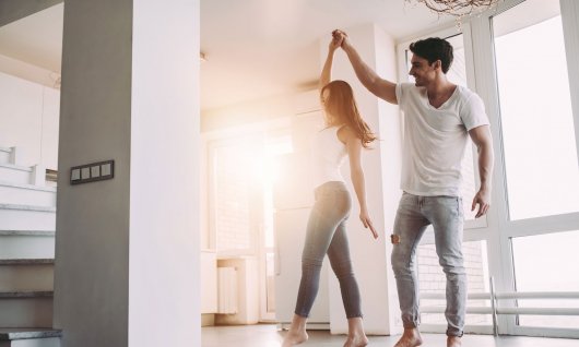 Frau und Mann die Zuhause tanzen 