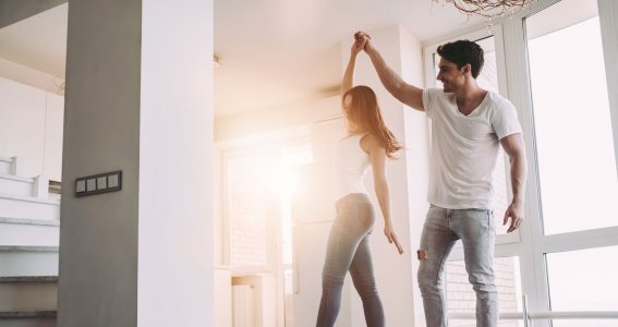 Frau und Mann die Zuhause tanzen 