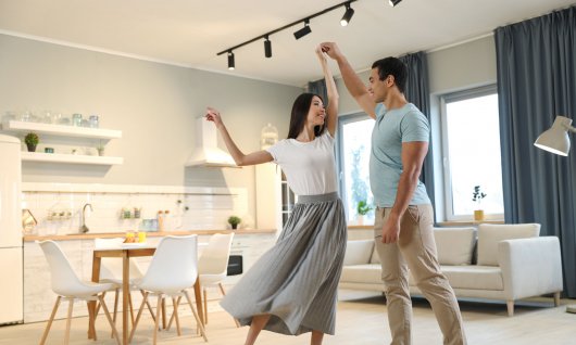 Frau und Mann die Zuhause tanzen