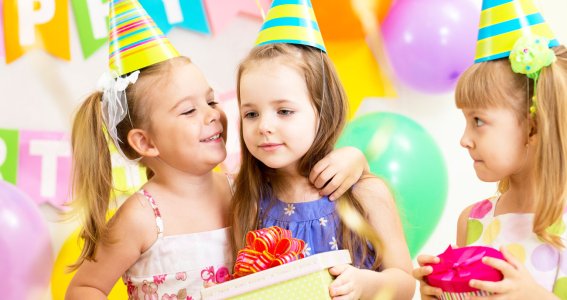 Drei Kinder feiern einen Kindegreburtstag!