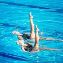 Synchronschwimmen für Jugendliche in München Zwei Mädchen schwimmen synchron im Wasser