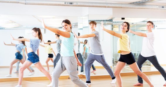 Jugendliche tanzen Zumba 