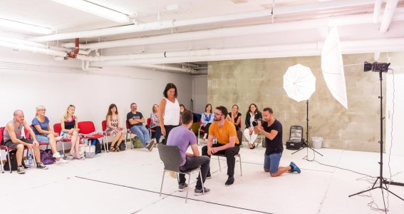 Schauspieler im Kreis werden fotografiert im Fotostudio.