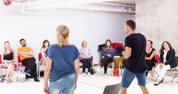 Schauspieler sitzen im Kreis und lernen dazu.