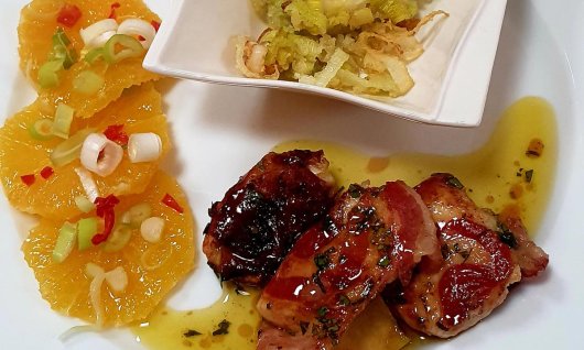 Orangen, Fleisch und Kraut auf einem Teller