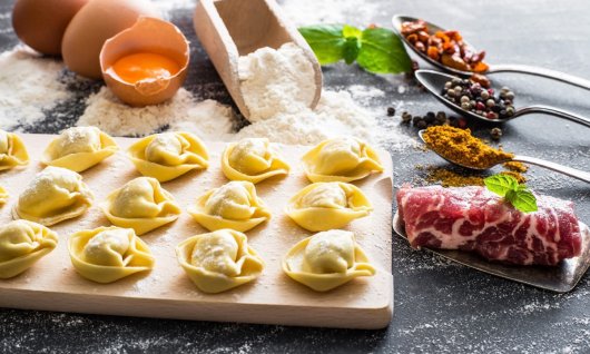 Selbstgemachte Tortellini auf einem Holzbrett