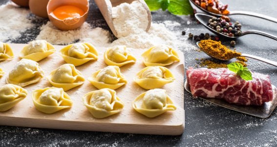 Selbstgemachte Tortellini auf einem Holzbrett