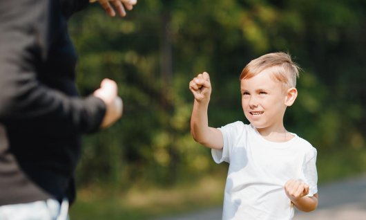 Coaching für Kinder Junge ballt Fäuste