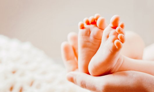 Babyfüße werden zum Wohlbefinden massiert 