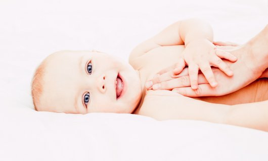 Ein Baby wird zur Entspannung massiert 