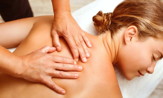 Frau bekommt eine Faszien Massage 