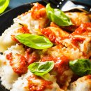 Online Kochkurs für Erwachsene Teller mit Ravioli, Tomatensoße und Basilikum