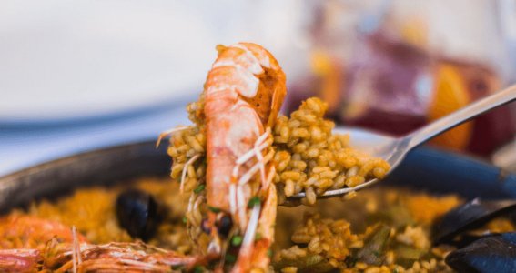 Spanische Paella mit Shrimps