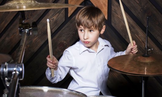 Junge spielt Schlagzeug