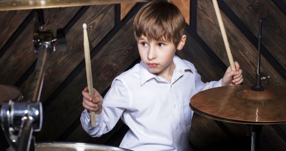 Junge spielt Schlagzeug