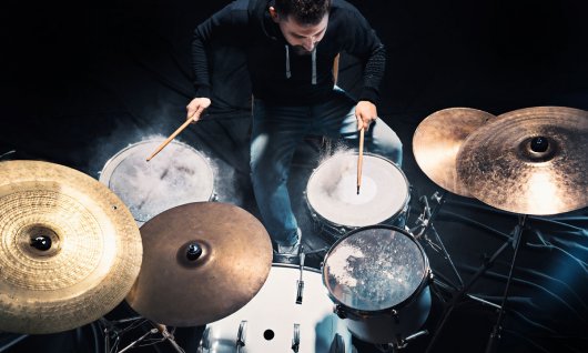 Mann spielt Schlagzeug