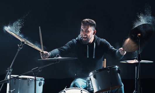 Mann spielt Schlagzeug