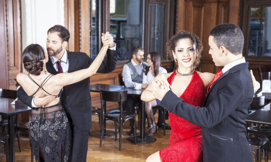 DT Tanzschule München.  Zwei Pärchen tanzen Tango.