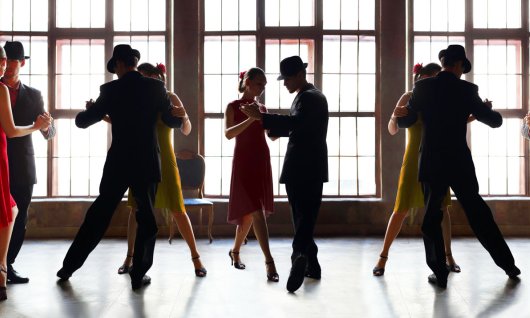 DT Tanzschule München Tanzgruppe tanzt in einem Raum Tango.