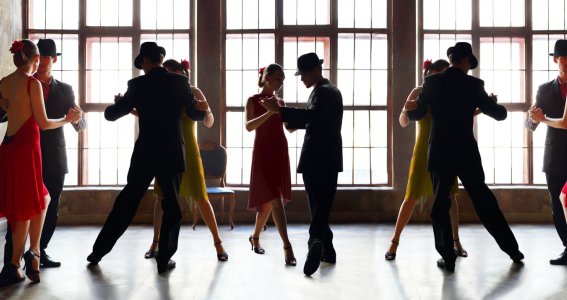 Tanzgruppe tanzt in einem Raum Tango.