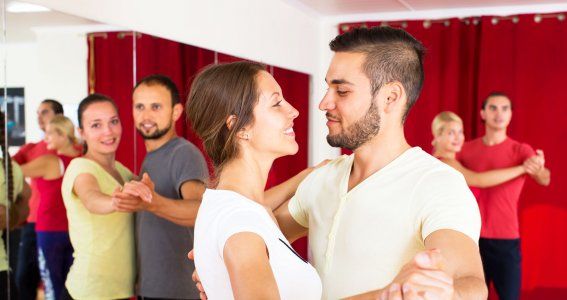Pärchen tanzen in einer Tanzschule
