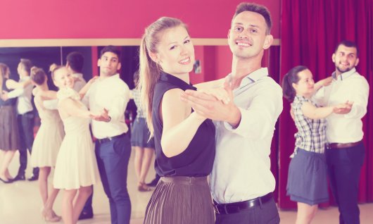 DT Tanzschule München Pärchen tanzen zusammen in einer Tanzschule.