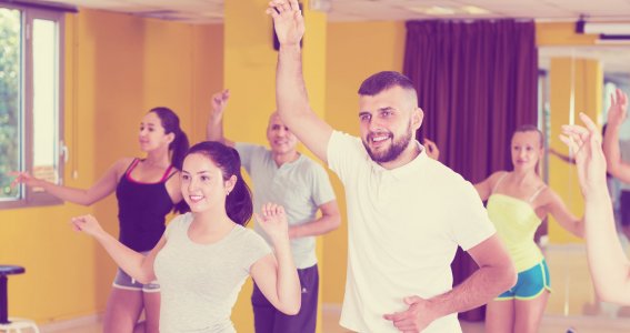 Pärchen tanzen Westcoast Swing in einer Tanzschule