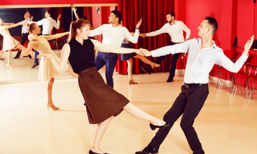 DT Tanzschule München Pärchen tanzen Westcoast Swing.