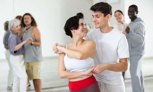 Frauen und Männer die zusammen tanzen