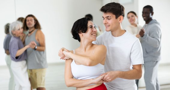 Frauen und Männer die zusammen tanzen