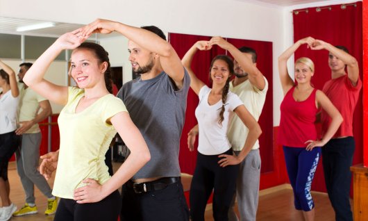 Frauen und Männer die zusammen tanzen