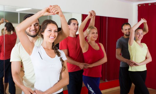 Paare, die zusammen tanzen 