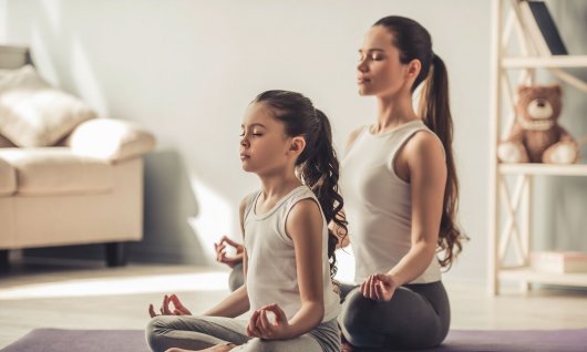 Mutter und Tochter machen Yoga