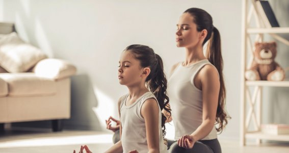 Mutter und Tochter machen Yoga