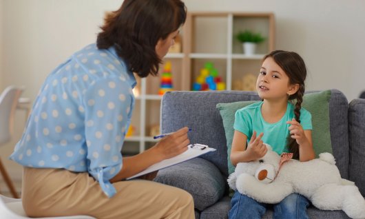 Kind und Frau sprechen miteinander