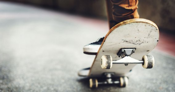 Ein Skateboard auf der Straße kurz vor einem Trick